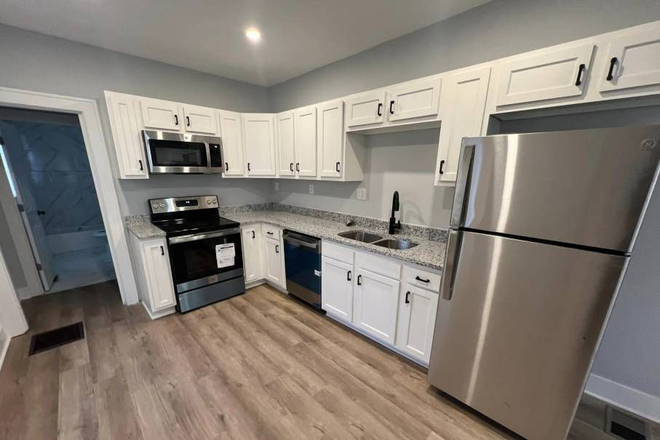 Kitchen - Newly Remodeled 5 bed 2 bath with Amazing Finishes House