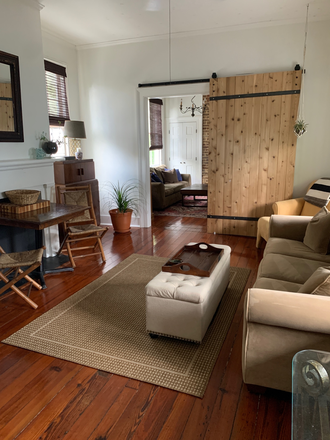 livingroom - 182B Ashley Avenue 2nd floor home-directly across the street from MUSC campus - walk to school/work