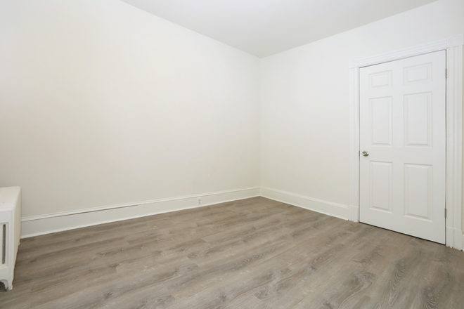 Upper Level bedrrom 1 - Charming Row House Walking Distance to Campus