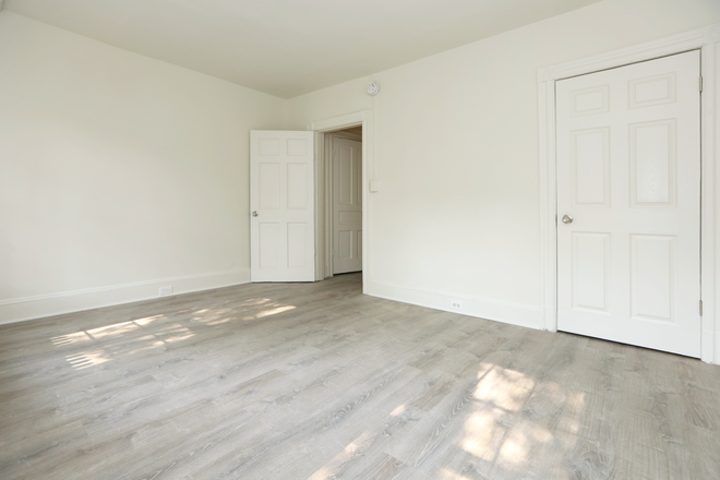 Upper Level bedroom 2 - Charming Row House Walking Distance to Campus