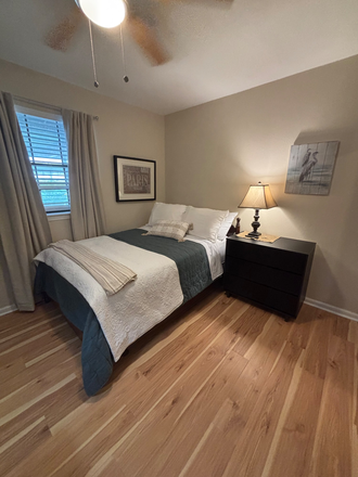 Bedroom with Queen Bed - Stylish Full-sized Bedroom with DESK in Fully Furnished Home- Everything Included