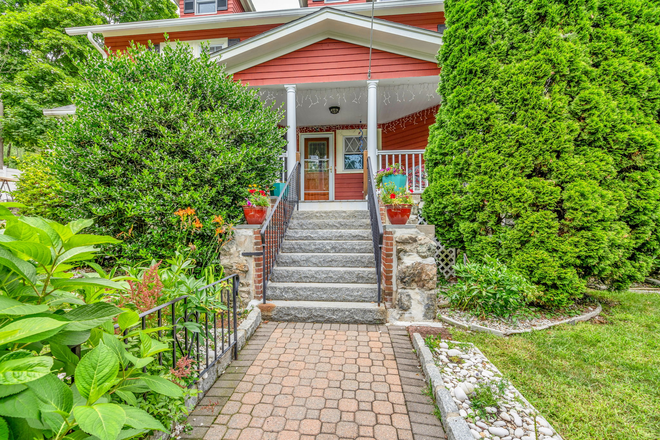 Front of the house - Fully Furnished 6 BD/2 BA - Utilities included - Walking distance to campus House