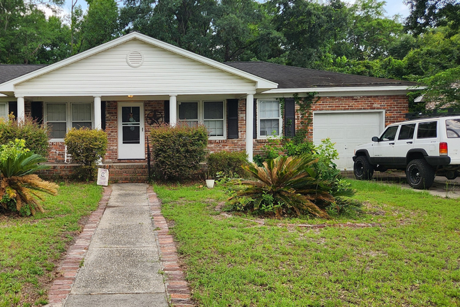outside street view - Lease takeover, easy commute to campus House