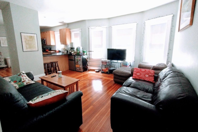 Common Room - 4 BED 2 BATH GEM RIGHT NEAR TUFTS UNIVERSITY DOWNHILL Apartments