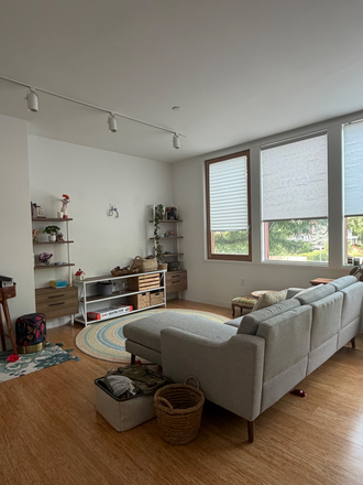 living area - Bright and Modern 3/2 Walkable to Red LIne - Parking, W/D, Dishwasher, AC (internet included w/ rent Condo