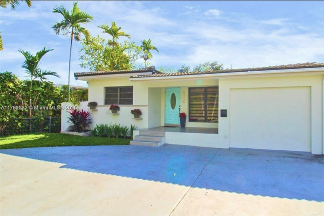 Front entrance - 3-bedroom duplex near campus Duplex