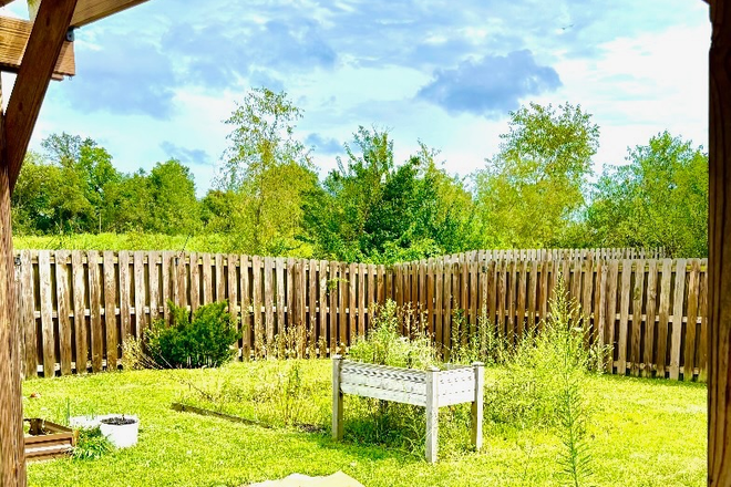 Fenced Backyard - 3br/2ba house