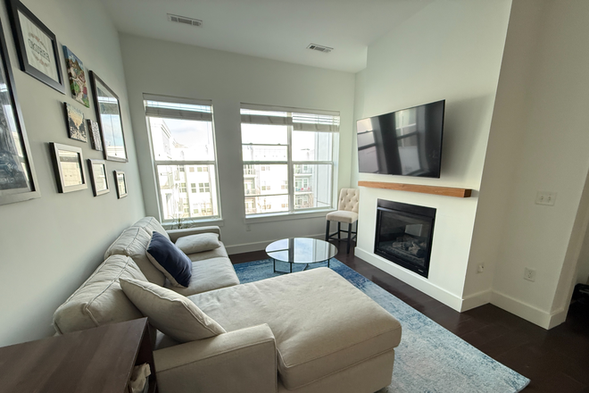 Open living room with lots of natural light - Quiet Top-Floor 1BR | In-Unit Laundry, Fireplace | Shuttle to Red Line Apartments