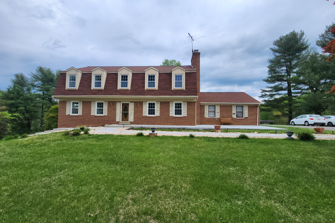 House - Large 1 bedroom + den in safe, secluded area