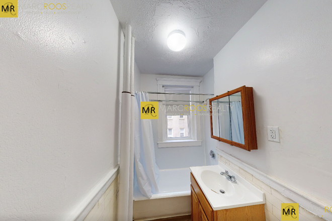 Bath - Boylston St Studio Fenway Apartments