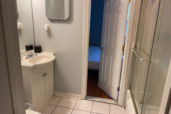 own bathroom - Room with own bathroom for rent House
