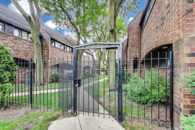 Common Entry - 821 S Racine Ave Unit D, Chicago, IL 60607, close to campus with attached parking Townhome
