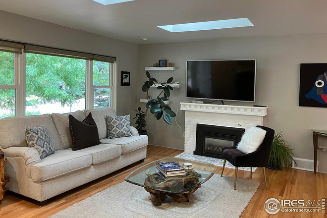 Family Room - Spacious Ranch Home with Large Yard, Next to The Hill/Chautauqua. Perfect 6 month rental!