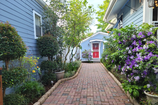 Garden Entrance - Furnished Uptown 1 bedroom /Rent Inclusive  Utility, Furnishings, Gardening, Pest Control Apartments