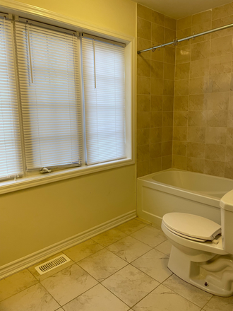 shared bathroom - Chic Shared Rental in Brampton House