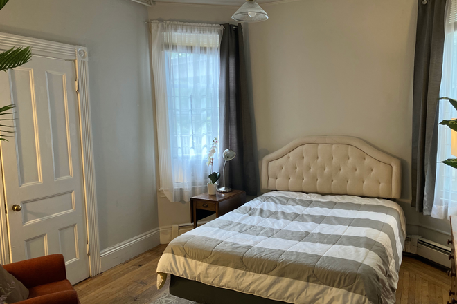 Avail Oct 17 2025 NORTH bdrm Avail Oct 17, Queen bed, AM & PM Sun - FUlly Furnished 4 bdrm Apt, 1 Bdrm avail Now Free Laundry IN apt, free wifi