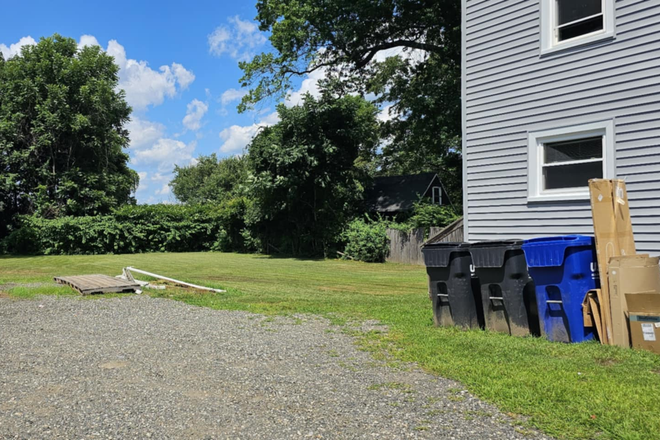 Large open back yard for your enjoyment - 105R Meadow Street - 3BR (Townehouse Management Associates)