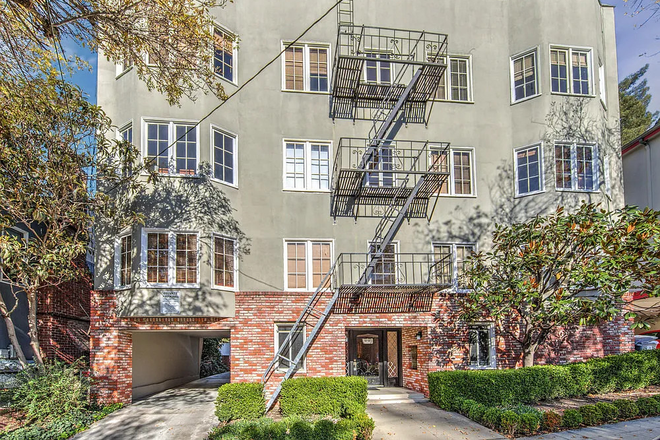 Outside street view - 1 bedroom in Northside apartment