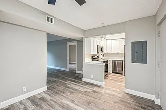 Dining Area - 2 Bed/2 Bath Fully Furnished Apartment Walking Distance to Campus!! **Newly Renovated**