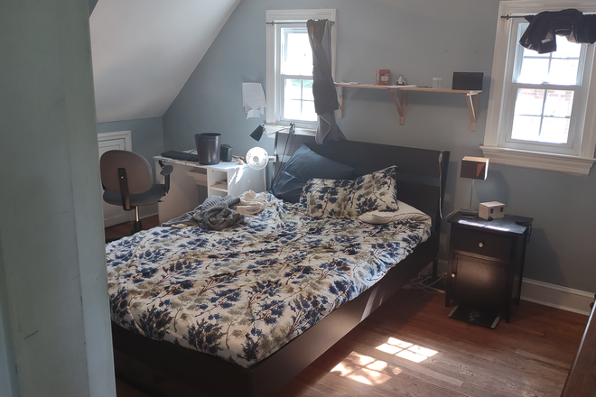 Master bedroom for rent - Ideal for student/staff to share house between campus and metro station