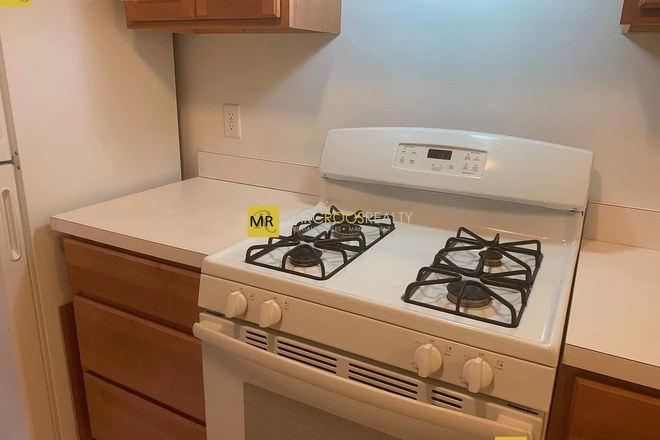 Kitchen - CAMBRIDGEPORT-CENTRAL SQ OUTSTANDING 2 BED **APRIL 1ST MOVE IN** Apartments