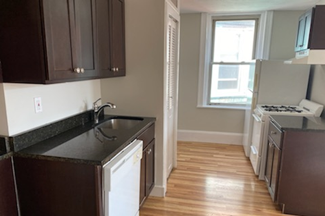 Call NOW for showings! 617-236-8600 - HANOVER ST - LRG TRUE 3BR W/ LIVING RM, HEAT INC, LNDRY IN BLDNG, EQUAL BDRMS AVAIL *9/1/2026* Apartments