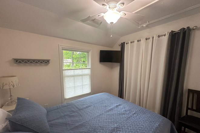 bed room - 1 BR Furnished Wakefield Close to Campus Apartments