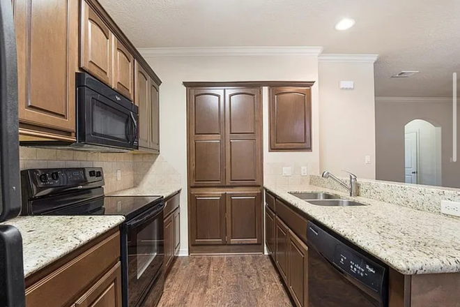 Kitchen - Quiet Townhome close to campus