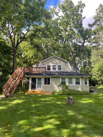 Outside view from parking spots - Cozy, quiet apartment close to campus