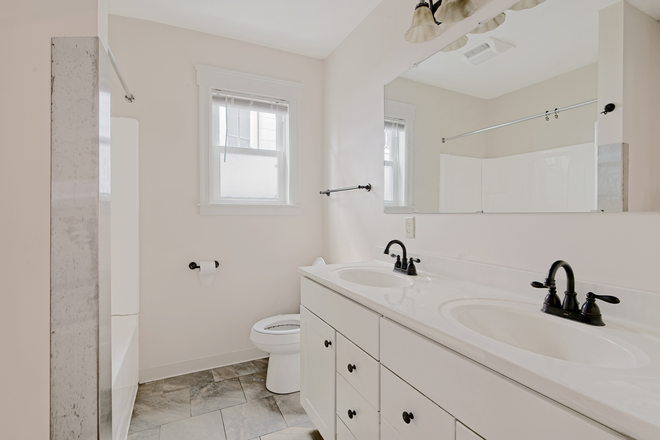 Bathroom - 2nd Floor New Clarendon Apartment close to campus