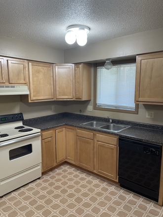 Kitchen - Three Bedrooms A Block From Downtown Apartments