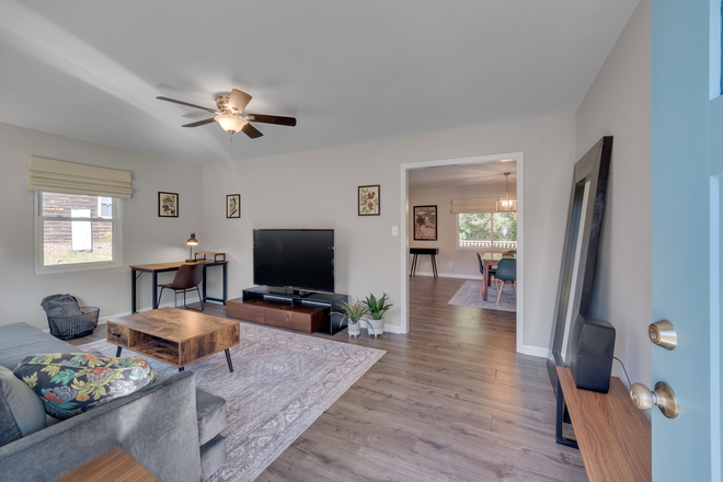 Entry/Living Room - Cute , Comfy 3/2 in North Durham Quiet Neighborhood House