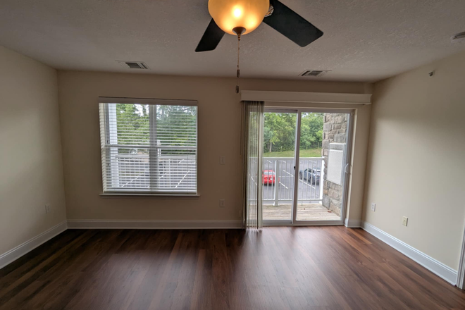 Living room - 2B2B apartment with balcony (east facing) 5 min walk from bus stop to campus