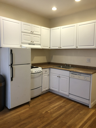 Call NOW for showings! 617-236-8600 - PHILLIPS ST - CHARMING BROWNSTONE 2BR/1BA NEAR CAMPUS FOR *9/1/2025* W/  H&HW INC, LNDRY IN BLDNG! Apartments