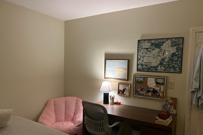 grand desk with lots of storage - Spring Sublet -- Cozy, spacious room in convenient location Condo