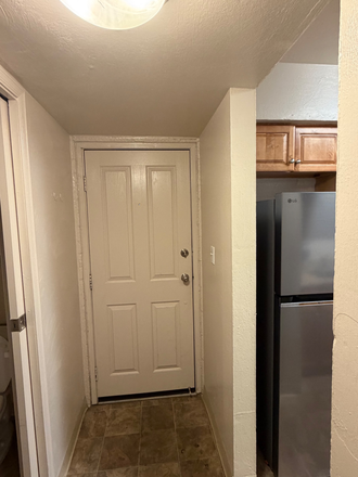 Entry door - PRIME CAMPUS LOCATION! Walk to classes & University Blvd. Condo
