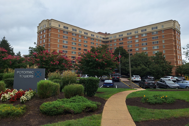 Outside apartment complex - 1 BR/1 BA apartment in Arlington between Rosslyn and Court House