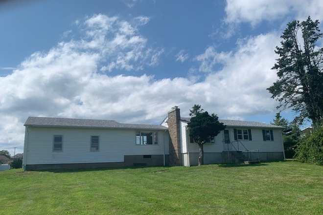 Exterior - RENTS TO 2 PEOPLE FOR $1950 OR 3 PEOPLE FOR $2400 House