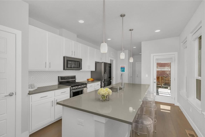 Kitchen - Spacious House in Central Park