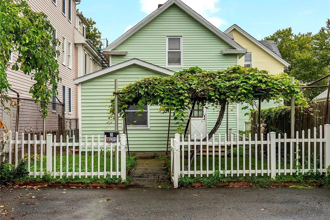 house is set back from street - Standalone house perfect for 3-4 people