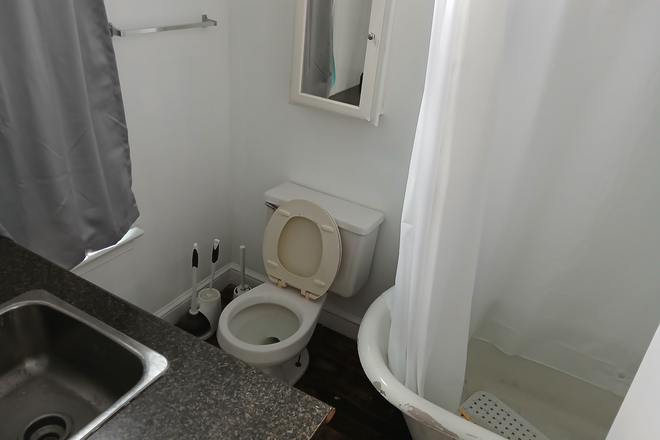 Full, Private bathroom with ClawFoot bathtub! - $875-PRIVATE-LARGE-STUDIO- Furnished STUDIO -$875-w/ Kitchenette Area & Private Bathroom in a House