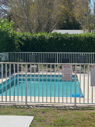 Photo - Pool 2 Bedroom impeccable unit close to Briar Park Duplex
