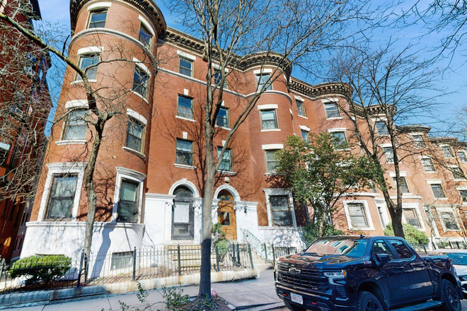 Exterior - Spacious 2 Bedroom on lovely Gainsborough Street! Apartments