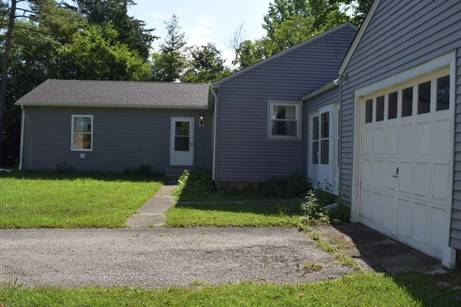 Front - Exterior - 4 BR House - $4350/semester per student:  Walk to Campus!  331 E. Chestnut -  Signing now for 27-28