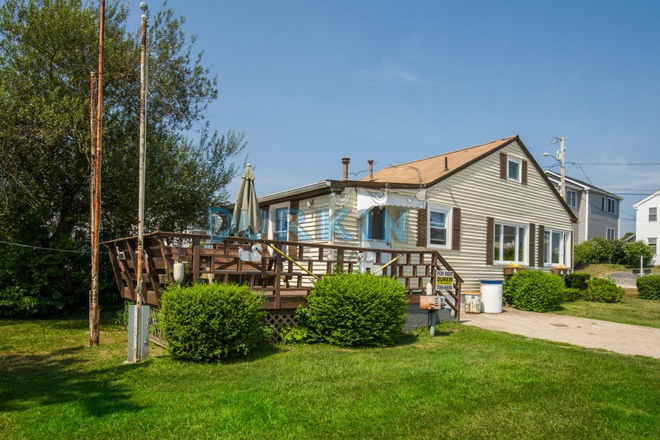 Exterior - Private Cottage for One with Spacious Deck and Extra Room