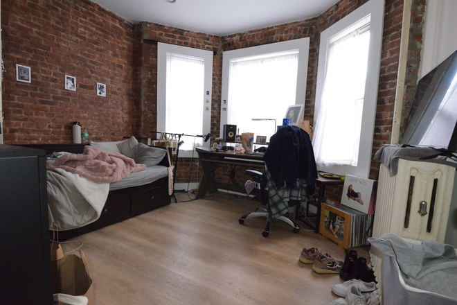 Bedroom1 - 3 Bedroom Apartment on Hemenway St - Available 9/1/26