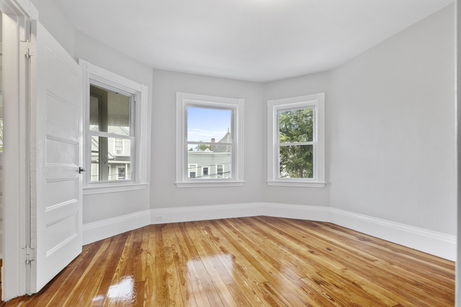 living room - *NO BROKERS FEE!* Renovated 5 Bed / 2 Bath w/ LAUNDRY IN UNIT! Avail. 9/1/26!! Apartments