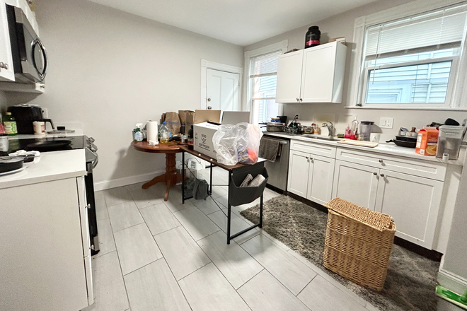 Kitchen - Renovated 5 Bed 1 Bath near NEU Apartments