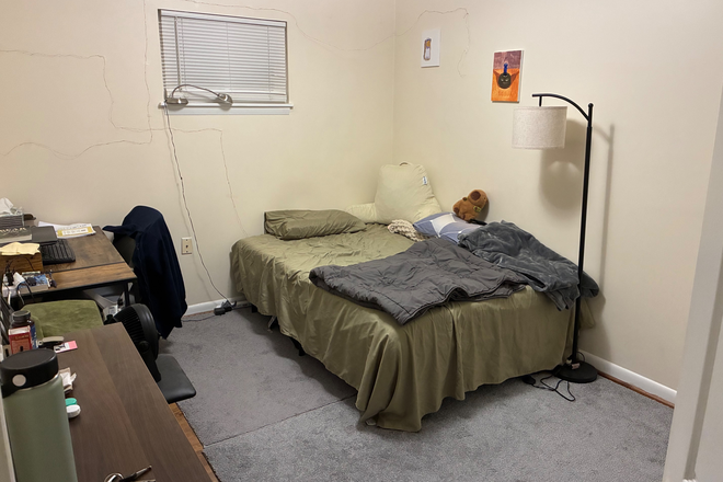 Bedroom + closet on the right - Room near College Park Metro and Computer Science building