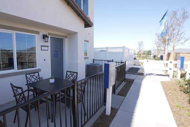 Area Photo - Room at Townhouse in the Highgrove Town Center, close to campus (8 minutes drive)